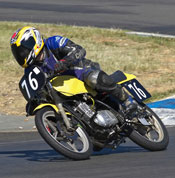 AB on the P5 Suzuki GS125 at the 2010 One Hour event at Wakefield Park.